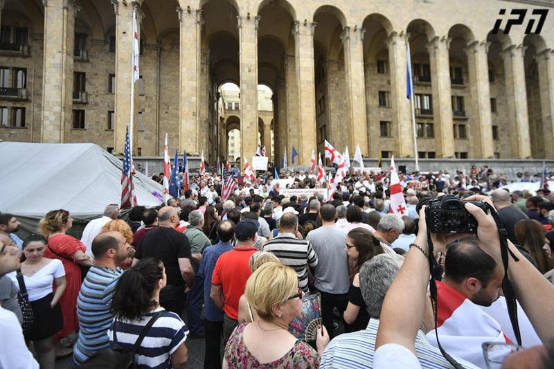 ორგანიზატორები - თუ გიორგი გახარია 14:00 საათამდე არ გადადგება, აქცია 19:00 საათზე განახლდება
